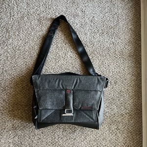 Peak design everyday messenger in charcoal